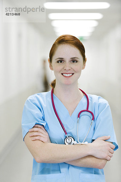 Krankenschwester lächelnd  Arme gefaltet  Portrait