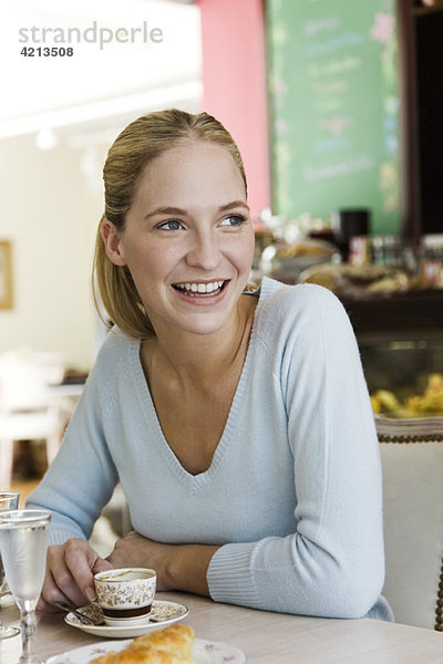 Junge Frau im Café