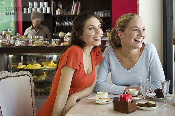 Weibliche Freunde zusammen im Cafe