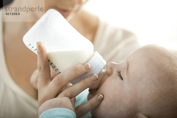 Baby Trinkmilch aus der Flasche
