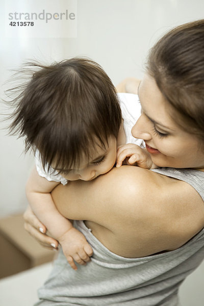 Mutter hält Baby Mädchen