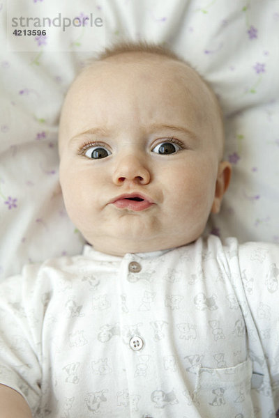 Baby macht Gesichter vor der Kamera  Porträt