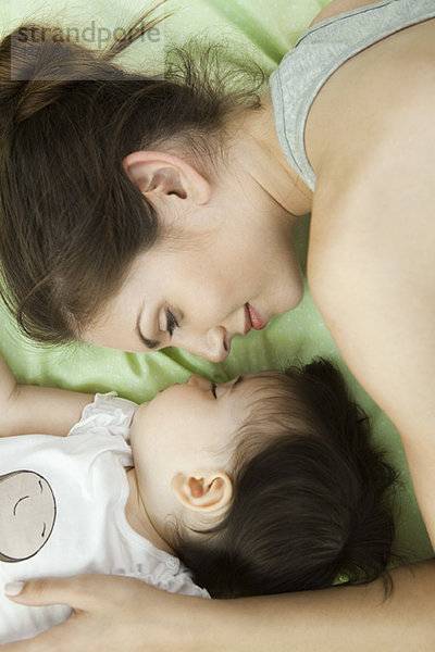 Mutter und Kleinkind beim gemeinsamen Schlafen
