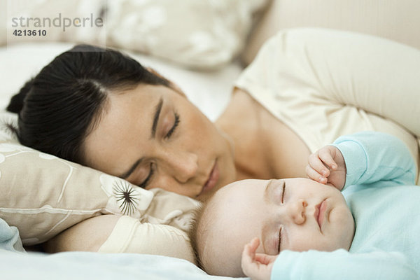 Mutter und Baby schlafen zusammen