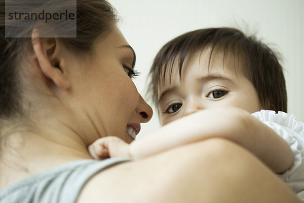 Mutter hält Baby Mädchen