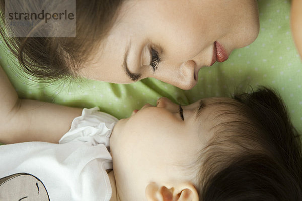 Mutter und kleines Mädchen schlafend zusammen  Nahaufnahme