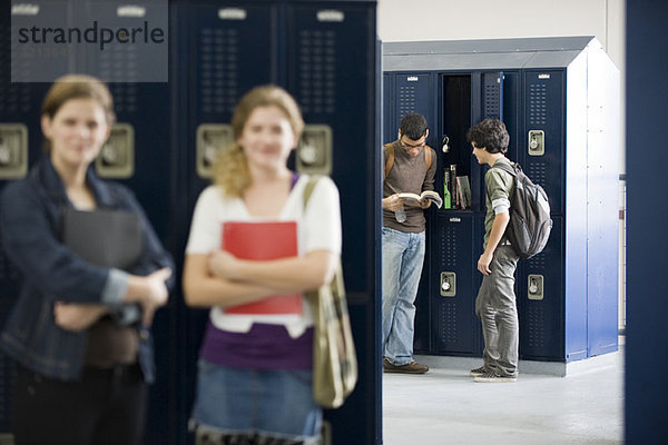 Gymnasiasten plaudern durch Spinde