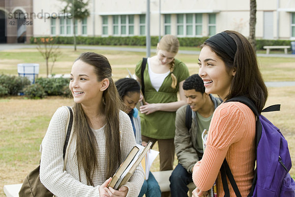 Gymnasiasten zusammen nach der Schule