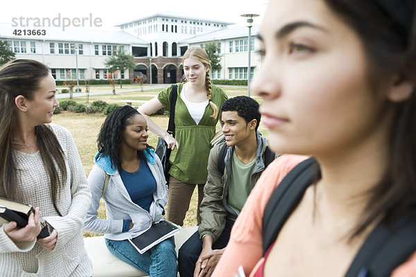 High School Freunde zusammen nach der Schule