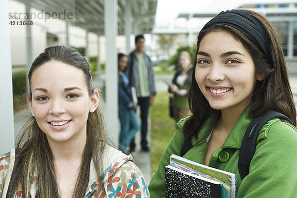 Teenagerin mit Freundin  Portrait