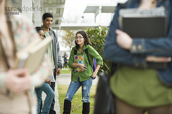 Gymnasiasten  die auf dem Campus rumhängen.