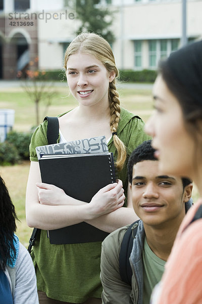 Gymnasiast im Gespräch mit Freunden