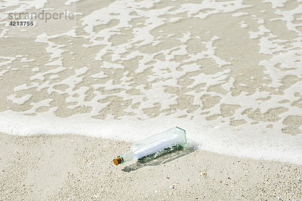 Nachricht in einer Flasche an Land gespült