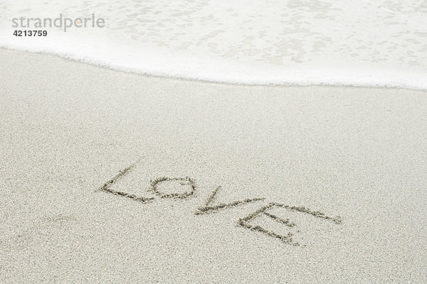 Das Wort Liebe   geschrieben im Sand am Strand .