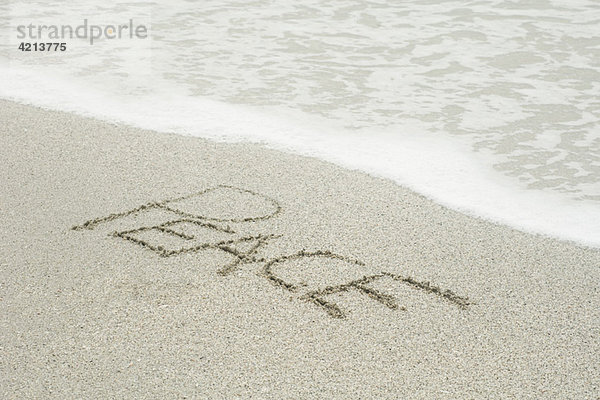 Das Wort Frieden im Sand am Strand .