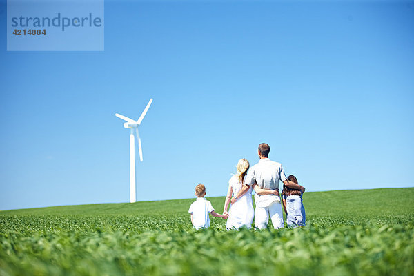 Familie betrachtet Windkraftanlage