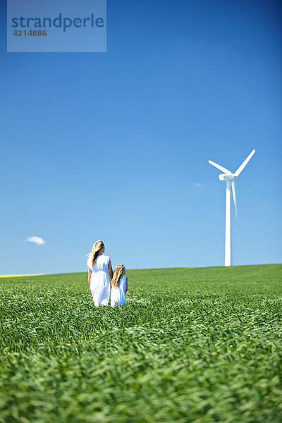 Windkraftanlage  Mutter und Tochter