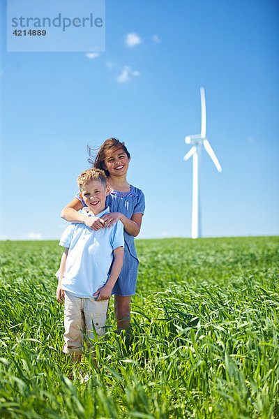Mädchen und Junge an der Windkraftanlage