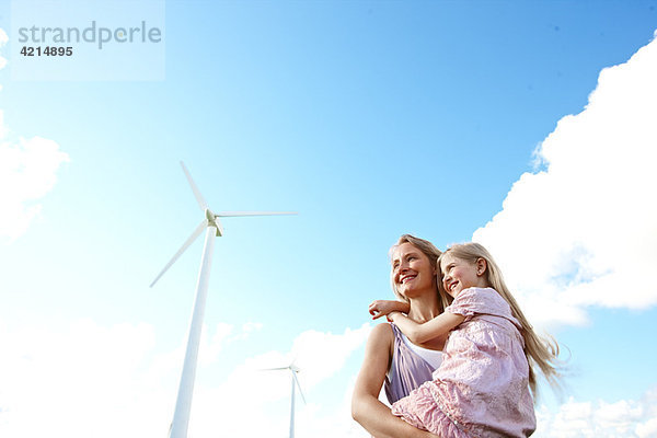 Mutter und Tochter an der Windkraftanlage