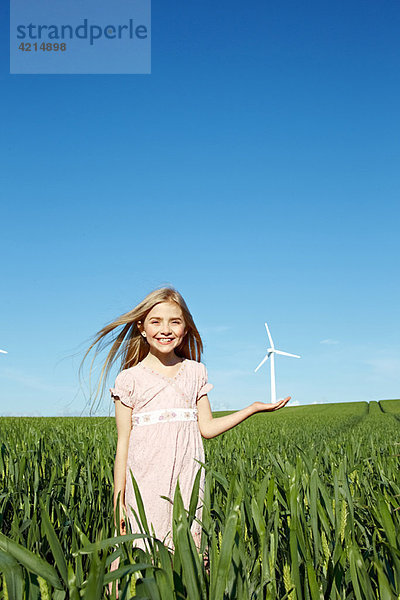 Mädchen mit Windkraftanlage in der Hand