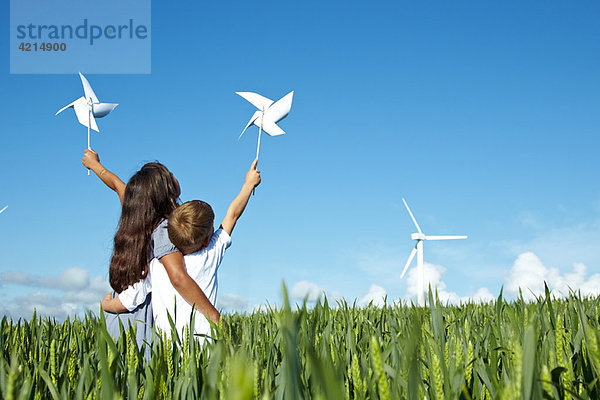 Junge und Mädchen mit Windkraftanlage