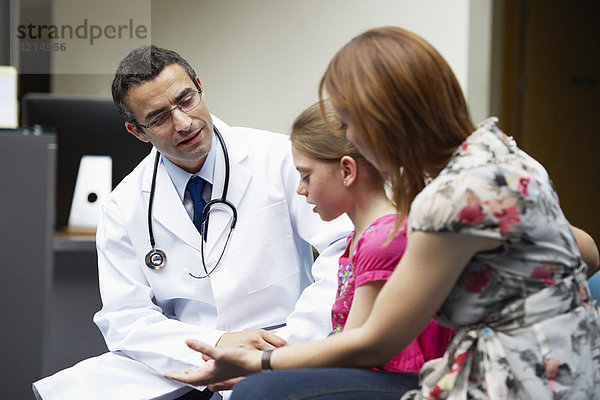 Arzt untersucht junges Mädchen