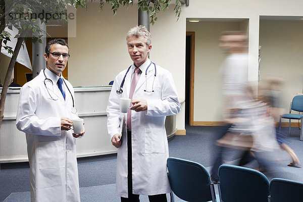 Ärzte im Wartebereich