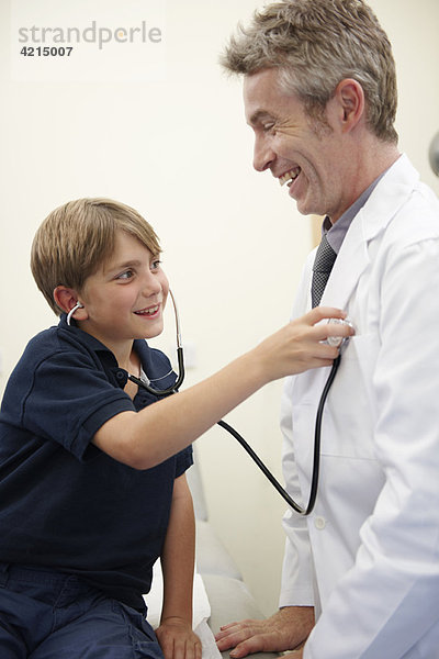 Young Boy hört auf das Herz des Arztes