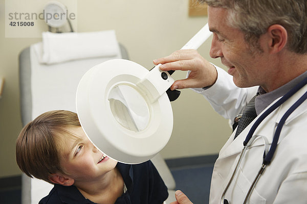 Arzt untersucht kleinen Jungen