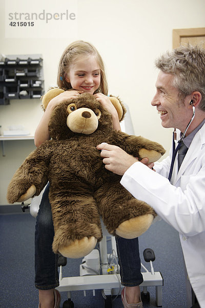 Arzt hört auf Teddybärenherz