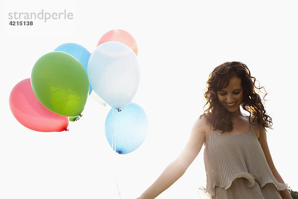 Junge Frau mit Luftballons