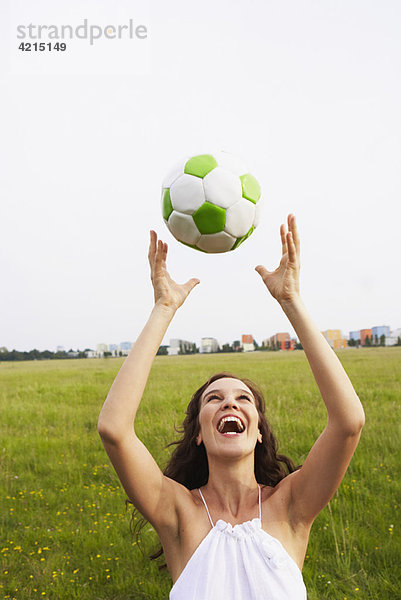 Frau fängt Fußball