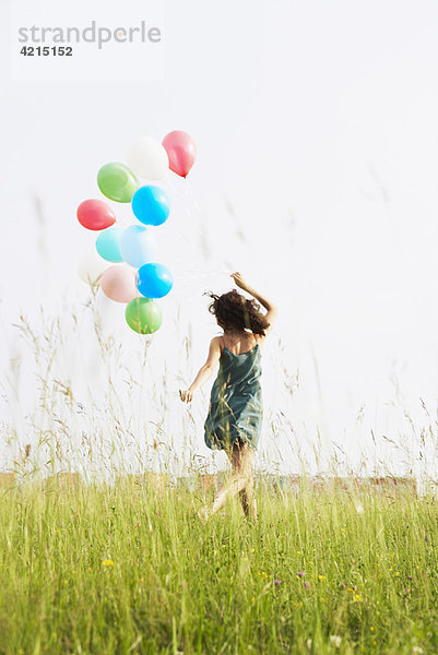 Frau mit weglaufenden Luftballons
