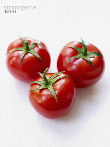 Tomaten auf weißem Hintergrund