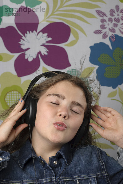 Mädchen hören auf Kopfhörer singen