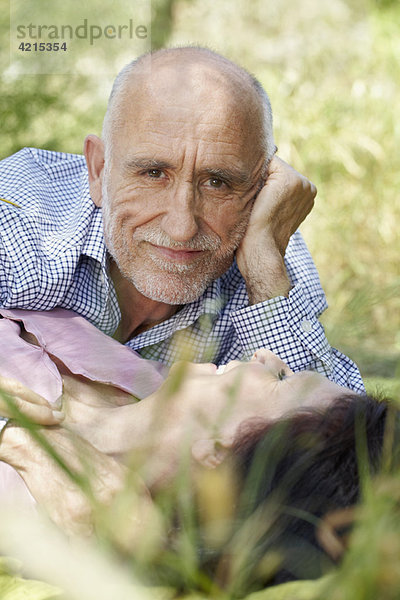Romantisches älteres Paar im langen Gras