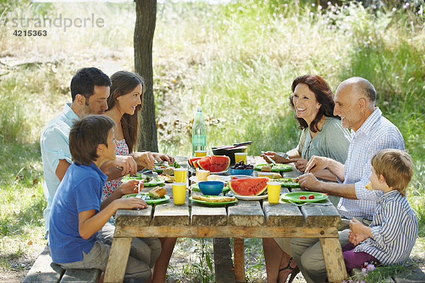 Familienessen auf dem Außentisch