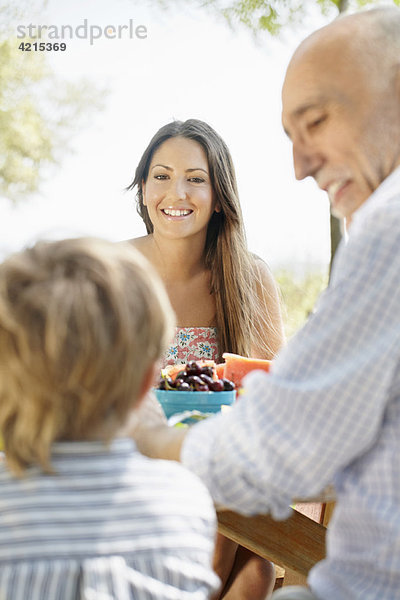 Mehrgenerationen-Familienpicknick