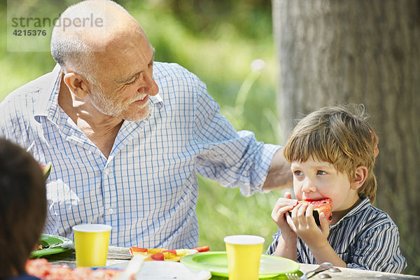 Großvater mit Enkel beim Picknick