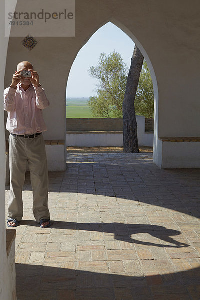 Älterer Tourist beim Schnappschuss