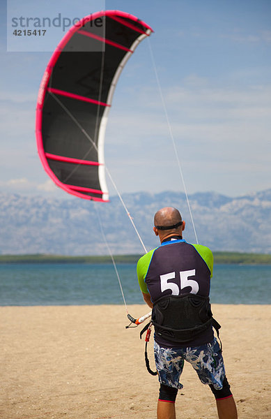 Kitesurfer bereitet den Kite vor