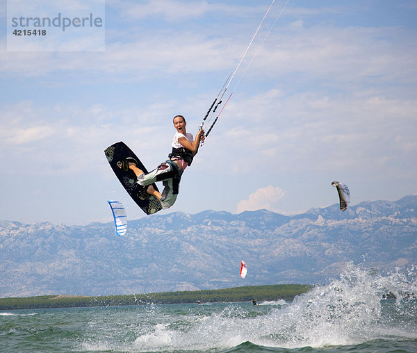 Kitesurfer beim Springen