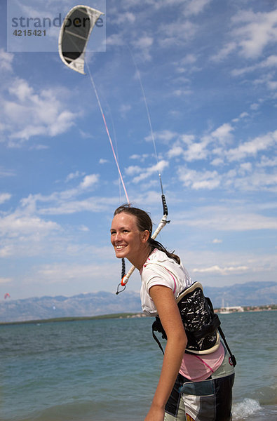 Kitesurfer bereitet den Kite vor