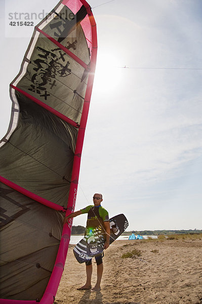 Kitesurfer mit Drachen und Board