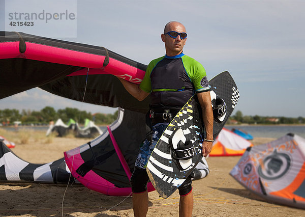 Kitesurfer mit Drachen und Board