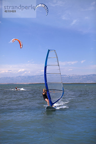 Windsurfer und Kitesurfer