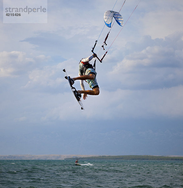 Kitesurfer beim Springen