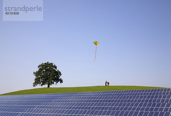Jungen beim Drachenfliegen im Solarkraftwerk