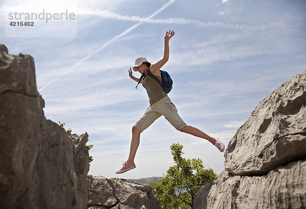 Wanderer beim Springen