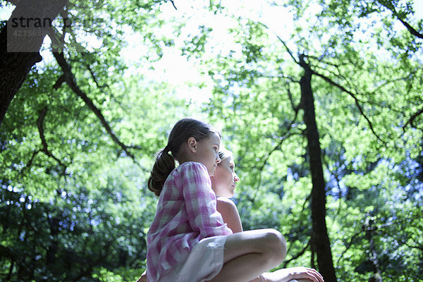 Frau und Tochter im Wald